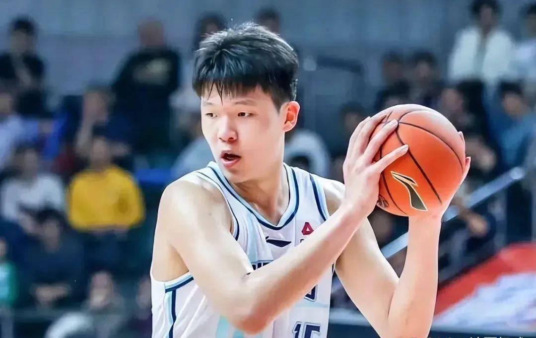 杨瀚森高位策应传球失误被换下，双手掩面略显沮丧的简单介绍