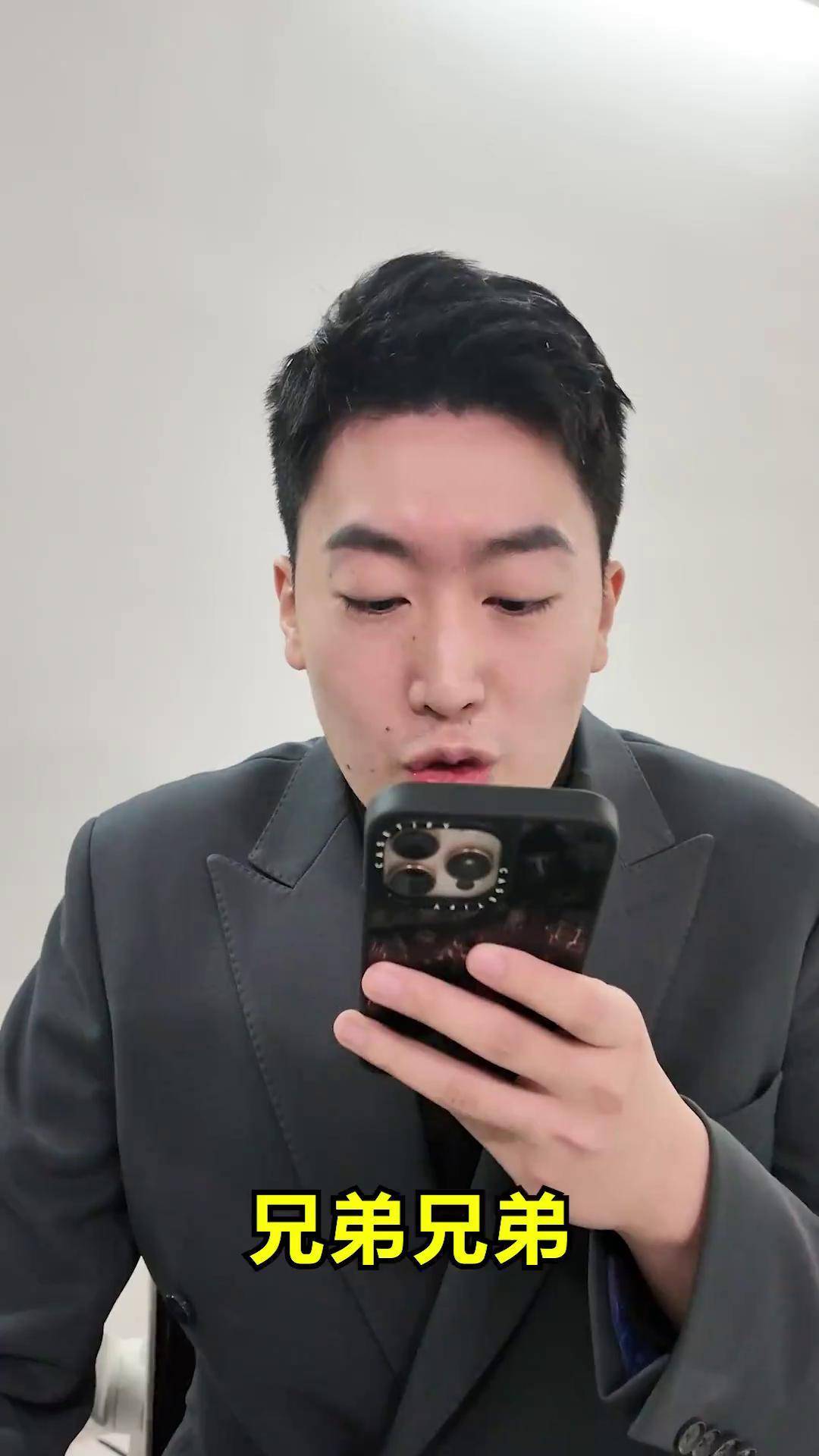 好博体育-LPL解说管泽元在全球先锋赛中调侃音画不同步问题，引发网友热议的简单介绍
