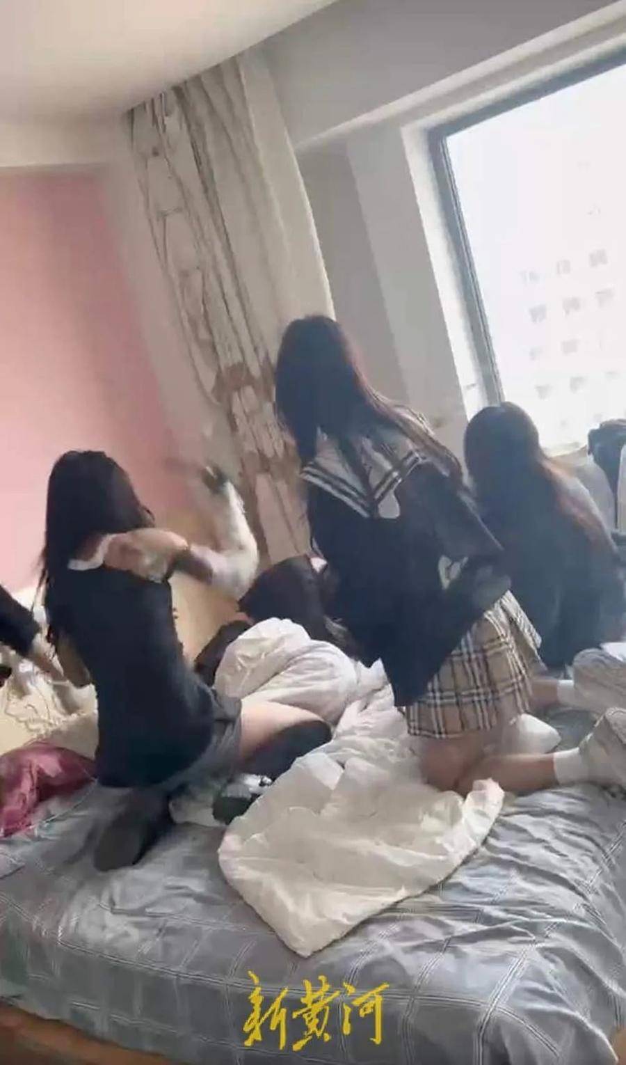 多名主播街头上演群架被拘收入依赖打赏为博眼球(鸭子惊群是什么原因)